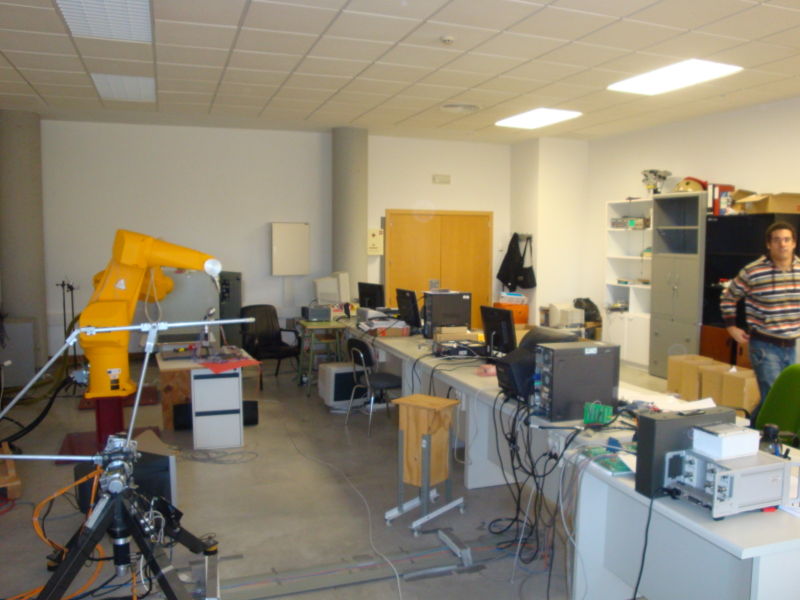 Archivo:UCLM-Lab-robotica-1.jpg - WikiRobotics